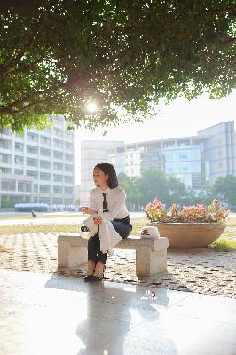 日本巜商务旅行戴帽子的同行